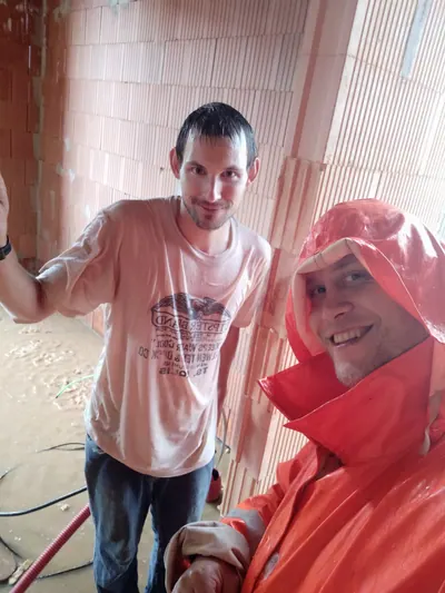 Jan Borovička s Michalem Okrouhlíkem - Letní průtrž při instalaci klientských trubiček v Radlické čtvrti
