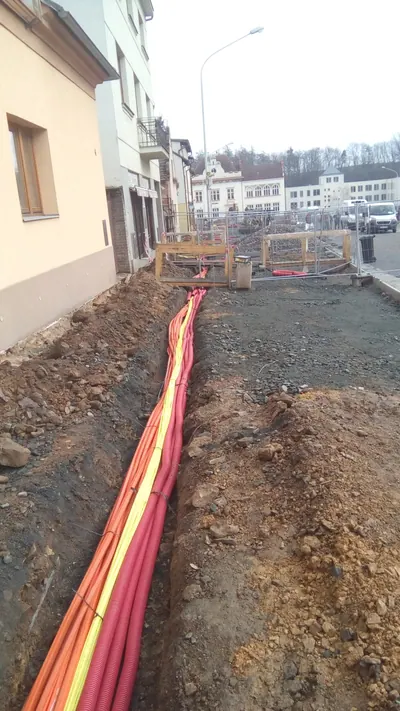 Vedení optických trubek na náměstí